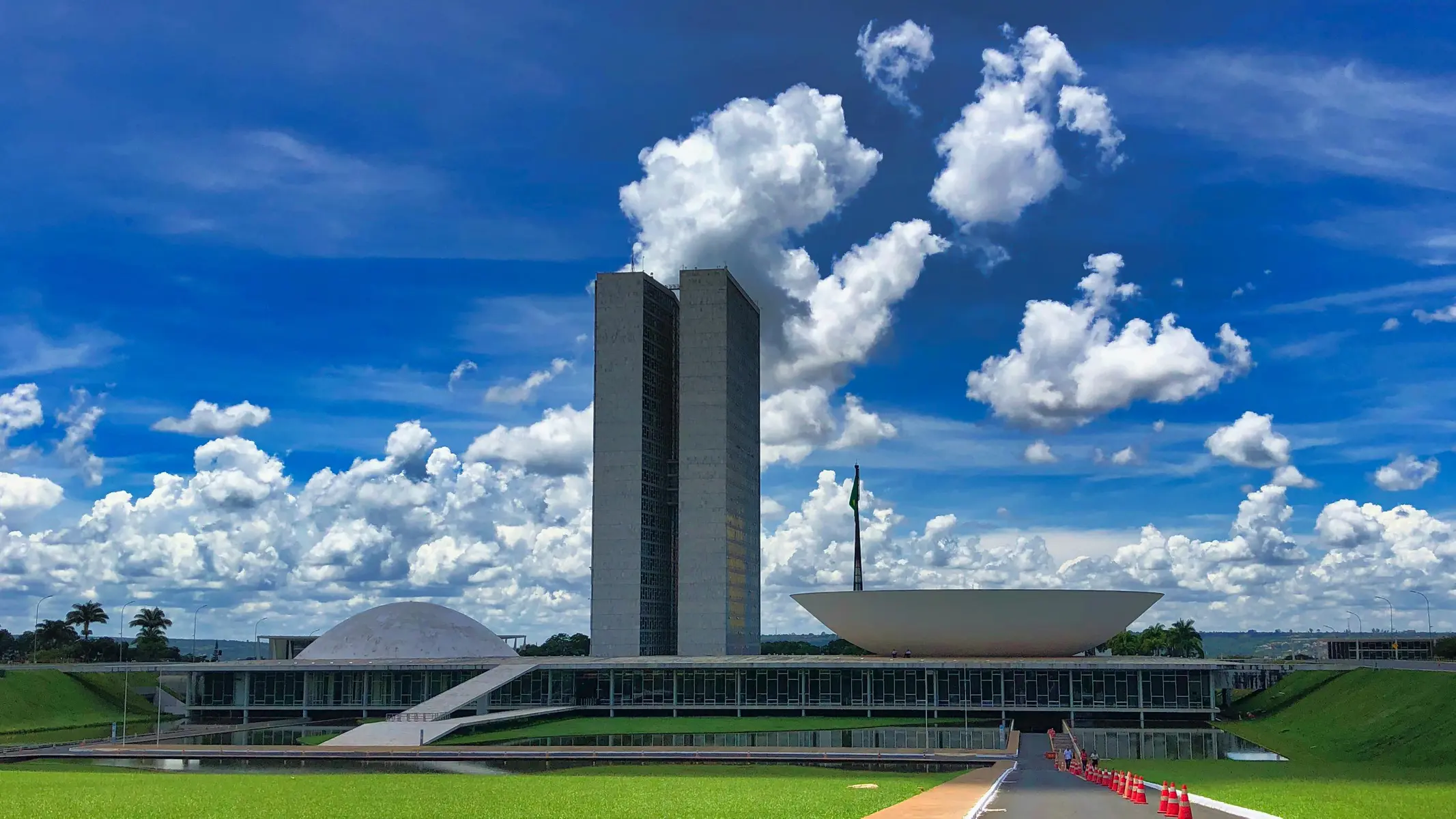 Wide shot of the National Congress of Brazil in Brasília featuring the twin towers and dome structures.